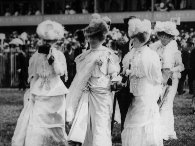 Почему британские аристократы, съехавшиеся на скачки в аскоте, так странно одеты